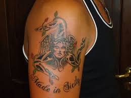 The island of sicily was known as trinacrium by the romans, meaning star with three points. due to the islands distinct triangular shape, the symbol has also been adopted by the sicilian government. Trinacria Tatuaggio 3 Tatouage Tatoo Idees De Tatouages