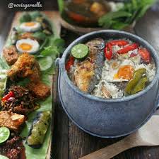 Simak cara membuat nasi briyani kambing yang menggiurkan di sini! Resep Nasi Kebuli Yang Mudah Dibuat Cocok Disantap Bersama Keluarga