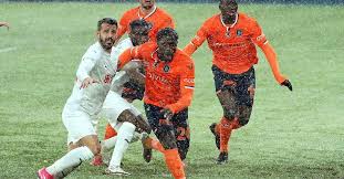 Demir grup sivasspor'un kasımpaşa'dan kadrosuna kattığı savunma oyuncusu ahmet oğuz, konuk ekibin maç kadrosunda ilk. Basaksehir Sivasspor Macinda Yogun Kar Yagisi Fotomac