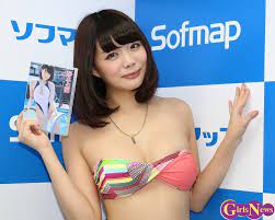 拝まれるGカップ萌木七海 ちょっと上から目線です - GirlsNews