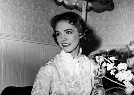 6 Photos Of Julie Andrews Young That Show She Was Meant To Be A Star Julie Andrews Young Julie Andrews Women
