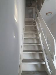 Escalier En Pin Apres Peint En Blanc Chaule Marches En Lames Pvc Mobilier De Salon Peinture Escalier Peinture Meuble