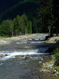 La rugamintea noptii, deoarece soarele a marit ziua pentru a se uita mai mult timp la tanara, dumnezeu a pedepsit soarele, dar si pe fata. Salbe De Cascade In Fata La Cabana Voina Mapio Net