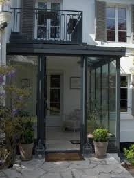 Verriere Exterieure 8 Facons D Apporter De La Luminosite En 2020 Porche Entree Maison Entree Maison Entree De Maison Exterieur