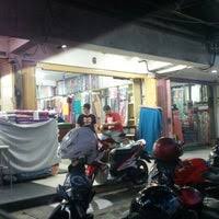 Mau mencari benang dan alat jahit boleh ke tempat ini. Toko Kain Moro Seneng Fabric Shop In Surabaya