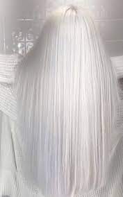 Brilla Come La Luce Del Sole Riflessa Sul Ghiaccio O Sulla Neve Fresca Il Nuovo Platino Ruba La Sua Purezza Dall Long White Hair White Blonde Hair Hair Styles