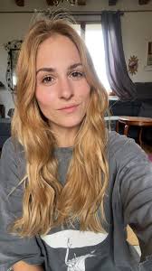 Bonjour est-ce que vous pourriez rendre la photo beaucoup plus nette et un  peu plus clair et enlever la lumière du flash merci