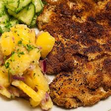 Und Hier Nun Ein Weiteres Munchner Mitbringsel Munchner Schnitzel Der Unterschied Zum Wiener Schitzel Eine Anstrich Mit Sussem Schnitzel Recipes Food Cooking