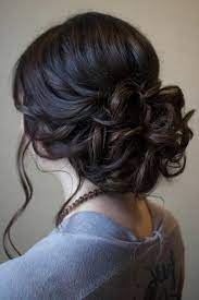 Lockige Brotchen Gewellte Seiten Lange Schwarze Haare Perlen Schone Frisuren Frisur Hochgesteckt Abiball Frisuren Hochsteckfrisur