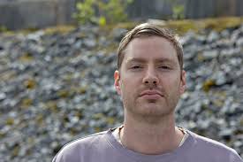 Sa takk for seg og ga 25.000 til alle