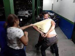 Suspeito de roubar moto, homem &eacute; agredido por v&iacute;timas do assalto