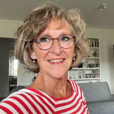 Toen ik klein was, mochten mijn ouders van mij niet bij mijn  sportwedstrijden komen kijken. Want wat als ik af zou gaan? Ook mijn  diploma's haalde ik op bij de balie. Het