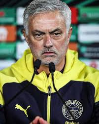 José Luis Mendilibar has officially re-signed a new contract to remain as  Olympiakos' manager! ✍️✅️ Mendilibar's new deal takes him through until the  summer of 2026. Are these the right choices from