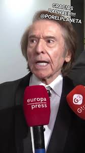 Eva.. la osa del zoo de Salto. Uruguay... en su jaula... tiene otra jaula  atrás... tiene 19 años de respirar tras las rejas.. JAMAS SINTIÓ EL VIENTO  DE LA LIBERTAD EN SU