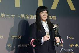 金曲獎（英語： golden melody awards ，縮寫為gma）是臺灣規模最大的音樂獎，也是華人世界最具有聲譽及影響力的大型音樂獎勵活動，擁有「大中華區葛萊美獎」的美譽 ，與金馬獎、金鐘獎並列為代表臺灣影、視、音三個領域的獎項，合稱為「三金」。 é‡'æ›²31 å¼µæƒ å¦¹æ„›å¾'æŒä¿®å¥ªæœ€ä½³æ–°äººäº®å¹¸é‹å¡ç‰Œåå¿ƒè² æˆ'æ²'é‚£éº¼å»¢ é¢¨å‚³åª'