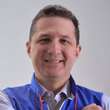 Lo único verdadero quizá sea el pasado: Tres preguntas para Juan Valiente