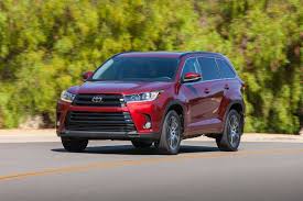 To help 2018 toyota highlander customers who are in the process of choosing a trim the xle and se trims sit right in the middle of the 2018 toyota highlander's six available trim levels and provide owners a great blend of safety and convenience features that are perfect for enjoying life on the go. 2018 Toyota Highlander Review Ratings Edmunds