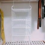 100均のつっぱり棒とワイヤーネットを使って調味料ラックdiy 後ろの青タイルはそのまま 前に住んでいた所ではリメイクシートを貼っていたのですが はがす際に物凄く大変だった シールの跡が残ったので キッチン用だったら簡単に剥がせるのかな ny0402s