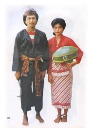 Jawa barat adalah sebuah provinsi yang terletak di ujung pulau jawa. Mengenal Ragam Baju Adat Sunda Dan Jenisnya Budayanesia