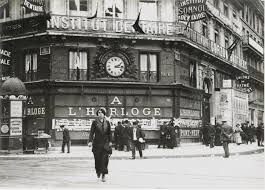 A L Horloge En Angle 73 Rue De Rivoli Et 10 Rue Du Pont Neuf Paris Magasins Fermes Etalage De Camelots Octobre 1914 Rue Vieux Paris Paris