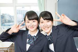 ピースをする女子高校生の写真 イラスト素材 af9940099260 ペイレスイメージズ ピース モデル 写真 吉村拓也
