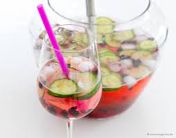 Geviertelte erdbeere dazugeben und vorsichtig umrühren. Prickelnde Lillet Bowle Mixgenuss Blog