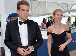 Scarlett Johansson Engaged See The Ring Scarlett Johansson Scarlett Celebrity Weddings