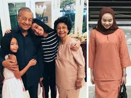 Baju kurung riau tradisional klasik. Bila Badrul Bicara Tun Siti Hasmah Penggemar Baju Kurung Kedah Beli Online Je Entertainment Rojak Daily