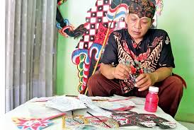 Tentukan luas karton yang diperlukan. Rahmat Perajin Wayang Berbahan Kertas Karton