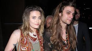 Katıldığı davette giydiği siyah pantolonu, beyaz gömleği ve saç stiliyle michael jackson'a benzetildi. Paris Jackson Gabriel Glenn Aski Bitti Yasam Www Abdpost Com Amerika Dan Haberler