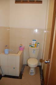 Kamar mandi ukuran 2×2 sebetulnya bisa dikatakan kamar mandi berukuran seni jumbo dengan catatan hanya untuk bak mandi saja dan terpisah berikut ini beberapa tips desain kamar mandi berukuran 2x2x agar tekesan rapih dan nyaman. Desain Kamar Mandi 2x2 M Cek Bahan Bangunan