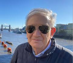 Sharing a ci-garêtte during the Tour de France, 1920.