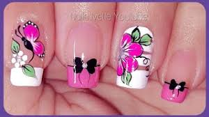 Las uñas decoradas con flores me encantan!! Decoracion De Unas Basico Y Clasico Con Flores Y Mariposa En Tonos Rosa Y Blanco Youtube