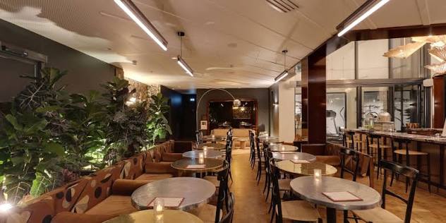89 Rue de Fondary – Le superbe bar verrière à l'esprit rétro-chic des années 1970 au sein de l'hôtel Wallace, idéal pour un cocktail confidentiel.