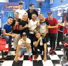 Para atrevidas y no tanto. El Barbero De Los Traperos Empezo En Una Villa Y Hoy Les Corta El Pelo A Trueno Y Riquelme