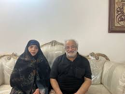 ‌عطیه اکبری‌ در فارس : "دیگر گذشت آن زمان که می‌گفتند کار خیرت را جار نزن  ریا میشه. حاج‌محمد کبابی محله نازی‌آباد ماجرای خانه‌های رایگانش را پنهان  می‌کرد تا اینکه بالاخره پای