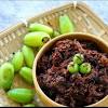 6 biji bawang merah ditumbuk. 1