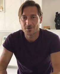 Tutto cappelli’s philosophy is to provide hair replacement systems that look natural, undetectable and are perfectly tailored to each individual client. Francesco Totti Cambia Look E Si Rasa I Capelli Guarda Gossip It