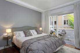 Adorable habitación en gris y blanco con algunos toques en amarillo que alegran el ambiente. Dormitorios Blancos Y Grises Ideas Y Fotos Houzz