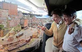 Rod stewart reveals model train set he's been working on for 23 years. Sleb Safari Rod Stewart And His Downtown Model Train Set The Irish News