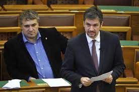 Sallai róbert benedek neki ment hadházy ákosnak a párt etikai ülésén. Itthon Itt A Hangfelvetel A Pillanatrol Amikor Sallai Robert Benedek Nekiesik Hadhazy Akosnak Hvg Hu