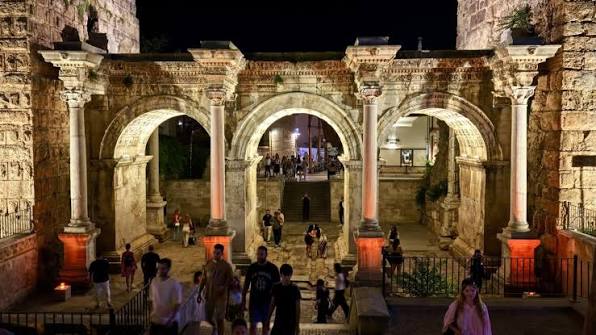 Antalya'nın Tarihi Kapısı Aydınlatıldı. Antalya'nın tarihi Kaleiçi'ne  açılan simge kapılarından olan Üçkapılar ile bağlı olduğu kuleler ve surlar  ışıklandırıldı. Antalya Valisi Hulusi Şahin'in talimatları doğrultusunda,  Antalya Valiliği YİKOB Taşınmaz ...