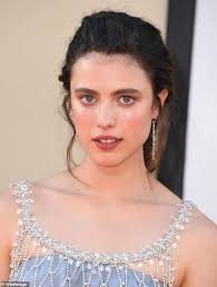 Margaret Qualley Stuns On Red Carpet Of Once Upon A Time In Hollywood In 2020 Margaret Qualley Hollywood Grace Slick