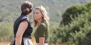 Η δανάη μιχαλάκη που υποδύεται τη «δρόσω», τη μικρή αδερφή που ο «σέργιος» προσπάθησε να βιάσει. Agries Melisses Teleytaia Nea Kai Eidhseis Gia Tis Agries Melisses Apo To Iefimerida Gr