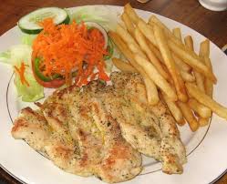 PECHUGA DE POLLO A LA PLANCHA CON PAPAS FRITAS Y ENSALADA DE ...