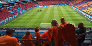De wedstrijd wordt uitgezonden op npo 1 en is te zien op de livestream hierboven. Kijken Hoe Oranje Voetbalt Vanavond Apeldoorner Herman Zit Gewoon In De Arena Foto Tubantia Nl