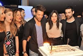 Οποιος ειπε οτι οι ελληνες ηθοποιοι πλεον ειναι για να πουλανε κανα κουλουρι στην ομονοια μονο (μαζι και γω) αν δει αυτη τη σειρα θα αναθεωρησει. Melaxrinos Kai Koyklos O Aderfos Toy Kwnstantinoy Argyroy Trelainei Tis Gynaikes Pics Newside Gr