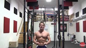 Jump up onto the bar, and establish a solid hollow body position while hanging. Profi Fitnessubung Muscle Up Alles Zu Ausfuhrung Wirkung Und Equipment