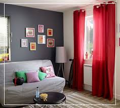 Dans Ce Salon Aux Nuances Grises Un Rideau Rouge Zen Apportera Une Touche De Couleur Et De Convivialite Rideaux Rouge Rideaux Deco Salon