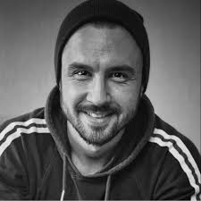 Sunt în căutare de un bărbat, vârsta 23-30, pentru filmări de 14 februarie.  Clipurile video sunt pentru o campanie la un brad de încălțăminte  bărbătească. Bărbatul se va filma împreună cu o